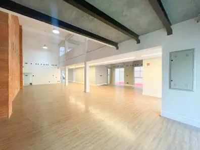 Sala Comercial para alugar, 700m² no São João, Porto Alegre
