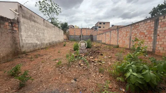 Lote/Terreno à venda, 300m² no Carmelo, Montes Claros