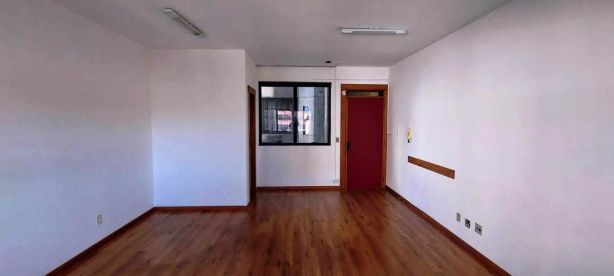 Sala Comercial à venda, 32m² no Passo da Areia, Porto Alegre
