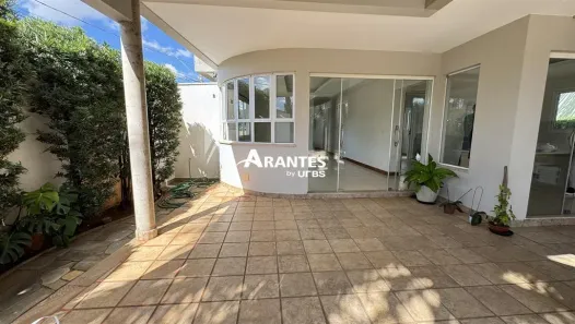 Sobrado com 4 Quartos à venda, 305m² no Jardim Karaíba, Uberlândia