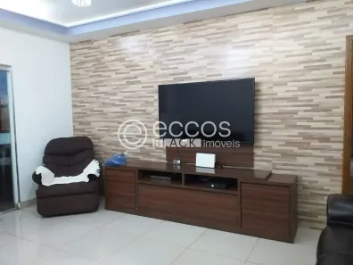 Casa com 4 Quartos à venda, 550m² no Santa Mônica, Uberlândia