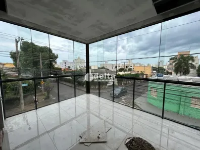 Casa com 2 Quartos para alugar, 180m² no Saraiva, Uberlândia