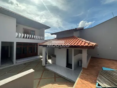 Sobrado com 4 Quartos à venda, 432m² no Tabajaras, Uberlândia