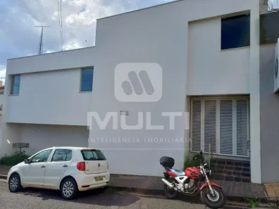 Casa com 3 Quartos para alugar, 530m² no Lídice, Uberlândia