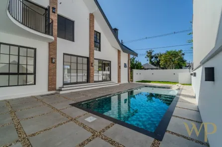 Casa com 3 Quartos à venda, 380m² no América, Joinville