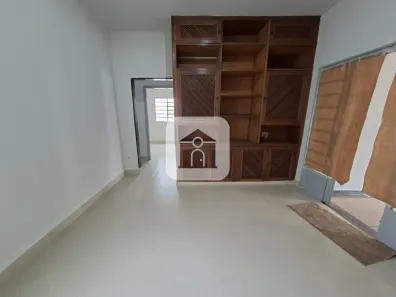 Casa com 3 Quartos para alugar, 80m² no Osvaldo Rezende, Uberlândia