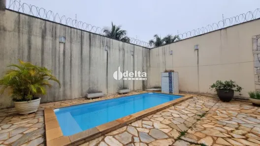 Casa com 3 Quartos para alugar, 230m² no Santa Mônica, Uberlândia