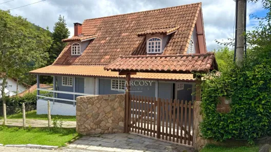 Casa de Condomínio com 4 Quartos à venda, 240m² no Itaipava, Petrópolis