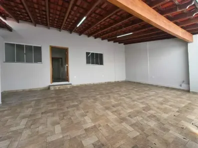 Casa com 3 Quartos para alugar, 130m² no Santa Mônica, Uberlândia