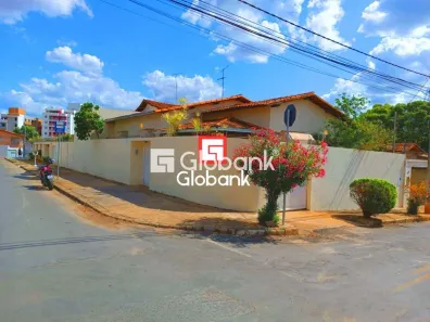 Casa com 5 Quartos à venda, 360m² no Funcionários, Montes Claros