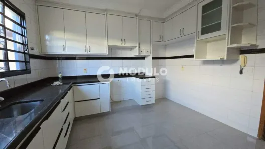 Sobrado com 4 Quartos para alugar, 150m² no Jardim Karaíba, Uberlândia
