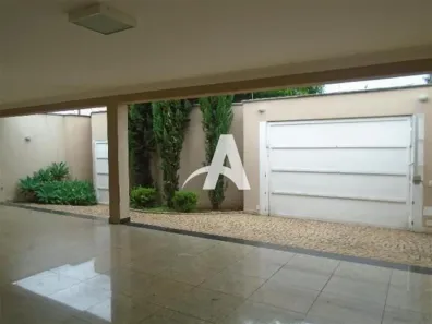 Casa com 3 Quartos à venda, 204m² no Segismundo Pereira, Uberlândia