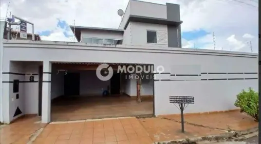 Sobrado com 5 Quartos para alugar, 370m² no Jardim Europa, Uberlândia