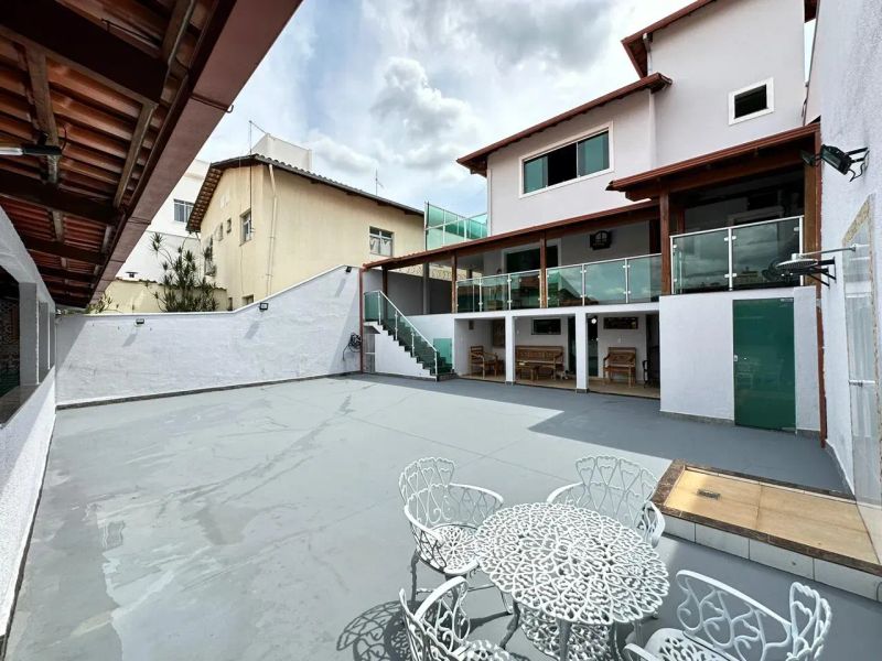 Casa com 5 quartos — Santa Mônica, Belo Horizonte