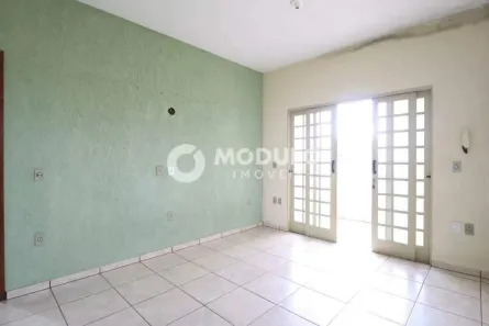Casa com 2 Quartos para alugar, 102m² no Pampulha, Uberlândia