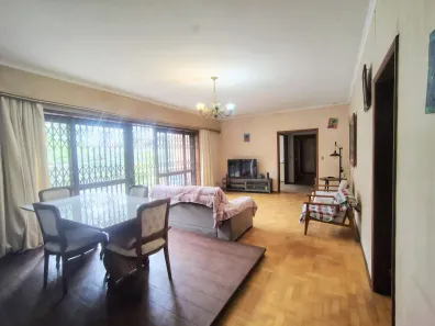 Casa com 3 Quartos para alugar, 388m² no Vila Ipiranga, Porto Alegre