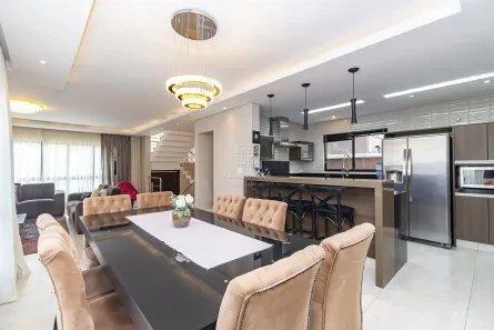 Casa de Condomínio com 3 Quartos à venda, 270m² no Xaxim, Curitiba