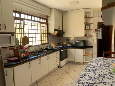 Casa com 3 Quartos à venda, 230m² no Zona 08, Maringá