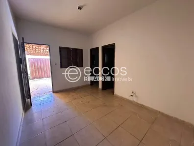 Casa com 2 Quartos para alugar, 53m² no Santa Mônica, Uberlândia