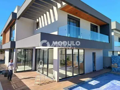 Sobrado com 5 Quartos para alugar, 375m² no Jardim Sul, Uberlândia