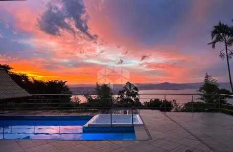 Casa com 5 Quartos para alugar, 575m² no Centro, Florianópolis
