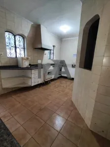 Sobrado com 5 Quartos para alugar, 480m² no Três Montanhas, Osasco