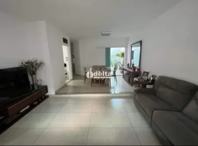 Casa com 3 Quartos para alugar, 210m² no Cidade Jardim, Uberlândia
