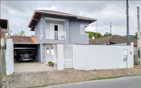Sobrado com 3 Quartos à venda, 190m² no Bom Retiro, Joinville