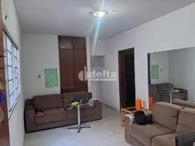 Casa com 3 Quartos para alugar, 373m² no Lídice, Uberlândia