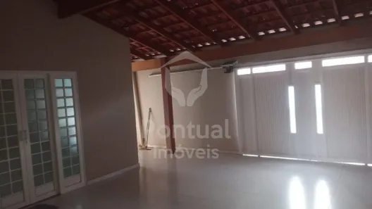 Casa com 3 Quartos para alugar, 170m² no Jardim Europa, Uberlândia