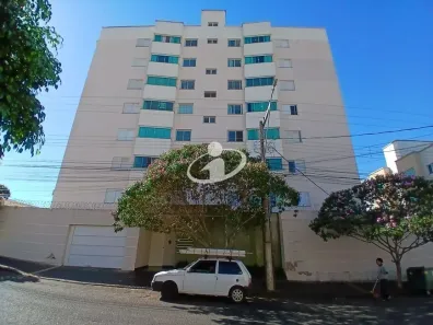 Apartamento com 3 Quartos para alugar, 100m² no Segismundo Pereira, Uberlândia