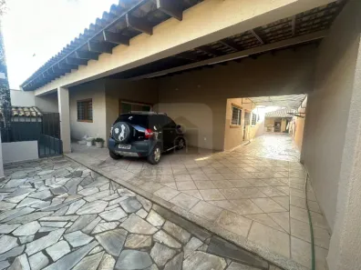 Casa com 3 Quartos à venda, 213m² no Segismundo Pereira, Uberlândia
