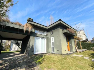 Casa de Condomínio com 3 Quartos à venda, 233m² no Bavária, Gramado