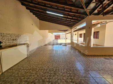 Casa com 4 Quartos para alugar, 220m² no Custódio Pereira, Uberlândia
