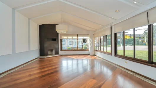 Casa de Condomínio com 4 Quartos para alugar, 275m² no São João, Curitiba
