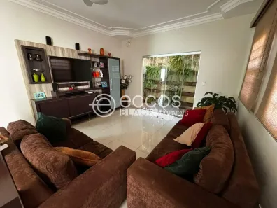 Casa com 4 Quartos à venda, 230m² no Santa Mônica, Uberlândia