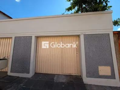 Casa com 3 Quartos para alugar, 98m² no Vila Ipiranga, Montes Claros