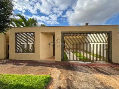 Casa com 3 Quartos para alugar, 216m² no Universitário, Londrina
