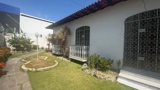 Casa com 3 Quartos para alugar, 250m² no Calhau, São Luís