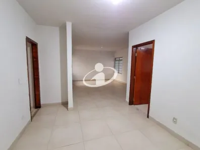 Casa com 3 Quartos para alugar, 140m² no Santa Mônica, Uberlândia