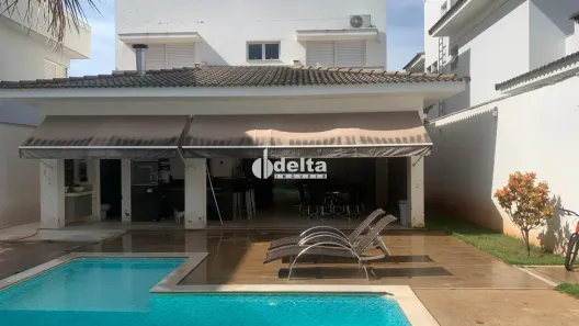 Casa com 3 Quartos à venda, 360m² no Jardim Karaíba, Uberlândia