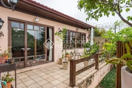 Casa com 3 Quartos para alugar, 253m² no Medianeira, Porto Alegre