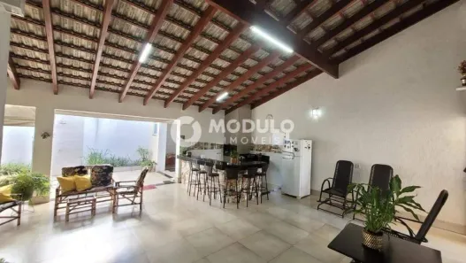 Casa com 4 Quartos para alugar, 250m² no Santa Mônica, Uberlândia