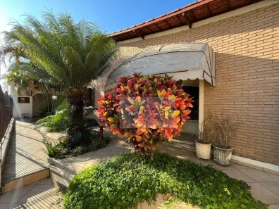 Casa com 4 Quartos para alugar, 330m² no Vila Resende, Caçapava