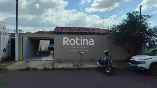 Casa com 3 Quartos para alugar, 130m² no Segismundo Pereira, Uberlândia