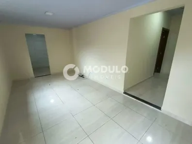 Casa com 3 Quartos para alugar, 96m² no Santa Mônica, Uberlândia