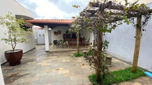 Casa com 3 Quartos à venda, 180m² no Bosque, Araguari