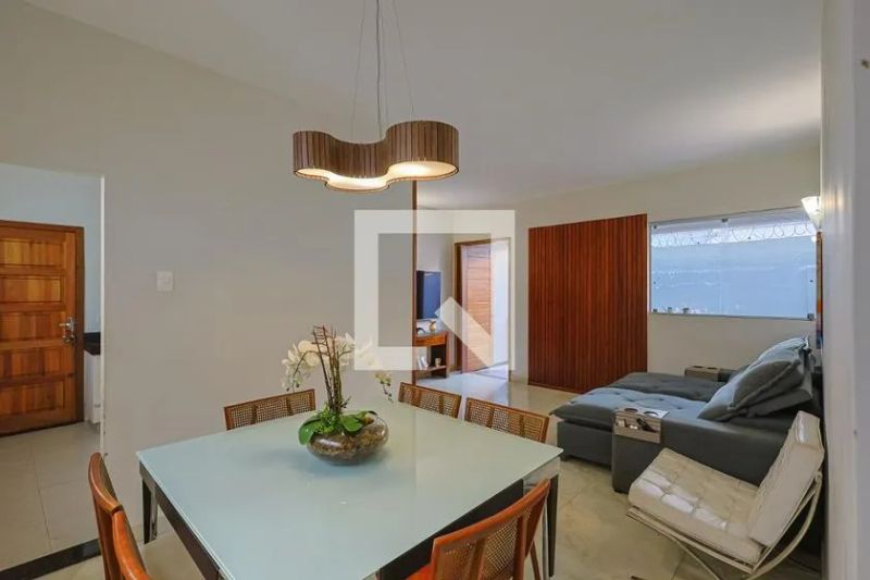 Casa com 4 quartos — Serra, Belo Horizonte