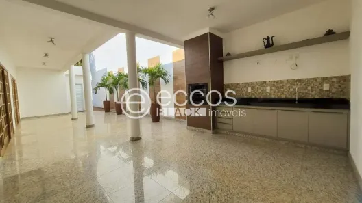 Casa com 3 Quartos à venda, 210m² no Jardim Karaíba, Uberlândia