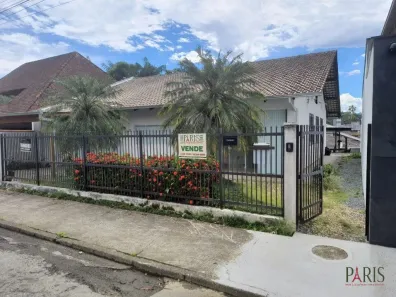 Casa com 5 Quartos para alugar, 300m² no América, Joinville